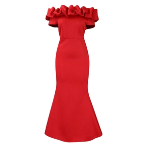 Dettaglio dell'elegante abito lungo rosso con scollo a balze e orlo a sirena aderente