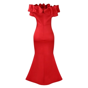Dettaglio dell'abito da sera rosso con spalle scoperte ed eleganti volant 3D sulle spalle