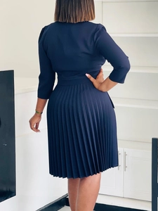 Elegante marineblauwe plisséjurk met 3/4 mouwen en een slanke taille voor business
