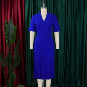 Détail de robe bleu roi à manches courtes, col en V, jupe plissée et ceinture à boucle