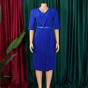 Détail de la robe plissée bleue avec col en V croisé et ceinture fine assortie