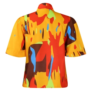 Vue détaillée d'une blouse à imprimé abstrait coloré avec des motifs géométriques vifs