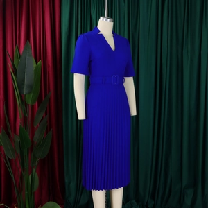 Détail d'une robe plissée bleu roi avec col en V et ceinture à boucle assortie