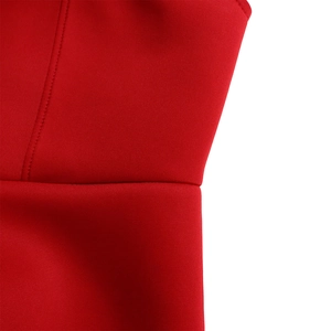 Dettaglio ravvicinato delle cuciture precise e del girovita di questo abito rosso elegante