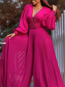 Tuta fucsia a gamba larga in chiffon plissettato con scollo a V e perline fini