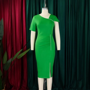 Detail van groene slim-fit jurk met witte parels en asymmetrisch een-schouder ontwerp