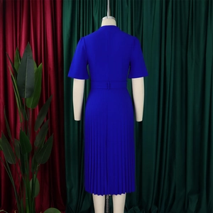Vue arrière de la robe plissée bleu roi avec ceinture et manches courtes sur mannequin