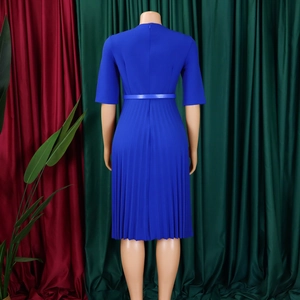 Détail macro de la robe bleu roi avec jupe plissée et ceinture fine assortie à la taille