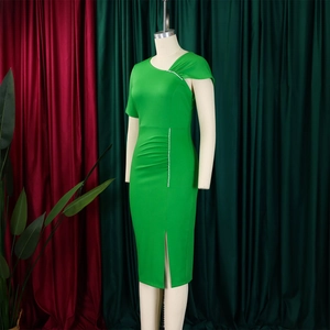 Detail van kralen aan de zijkant en geplooide taille op een groene kokerjurk