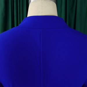 Gros plan des coutures et de la finition du col sur une robe bleue élégante