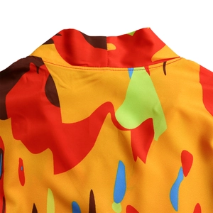 Détail de l'encolure à imprimé abstrait multicolore avec col montant et tissu tissé fin