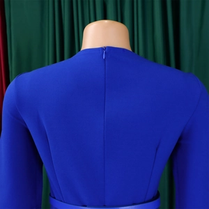 Vue détaillée du dos d'une robe bleu marine à col en V avec fermeture éclair et ceinture
