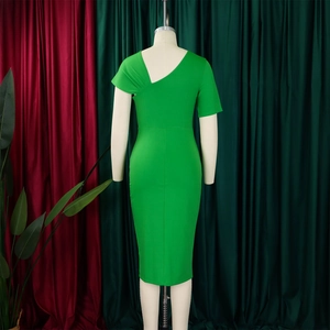Detail van grasgroene slim-fit midi-jurk met asymmetrische halslijn en gedrapeerde schouder