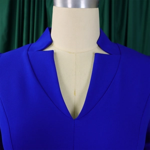 Détail de robe bleu roi à col en V avec col montant et tissu en mousseline texturée