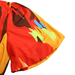 Détail de l'imprimé floral abstrait coloré sur les manches bouffantes de ce haut femme