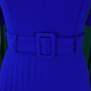 Détail d'une robe bleu roi à col en V avec ceinture à la taille et jupe plissée élégante