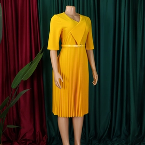 Détail d'une robe mi-longue jaune vif avec col en V, jupe plissée et ceinture assortie