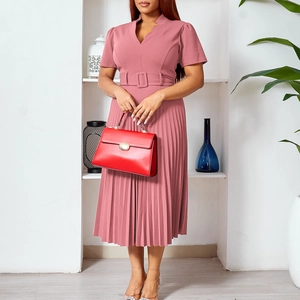 Détail de la robe midi plissée rose poudré avec col en V et ceinture en tissu assortie