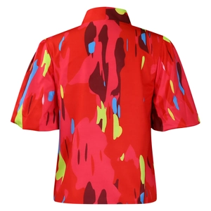 Vue détaillée du motif camouflage éclatant et du tissu sur un chemisier rouge pour femme