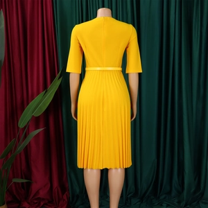 Vue arrière d'une robe midi plissée jaune vif à col en V avec manches mi-longues et ceinture
