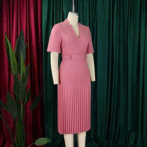 Détail de la robe rose à col en V avec taille haute ceinturée et texture mousseline
