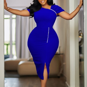 Detail van koningsblauwe bodycon jurk met pareltrim en zijsplit voor een chique look