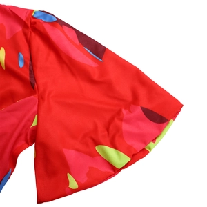 Gros plan sur le motif floral élégant des manches bouffantes rouges pour haut femme