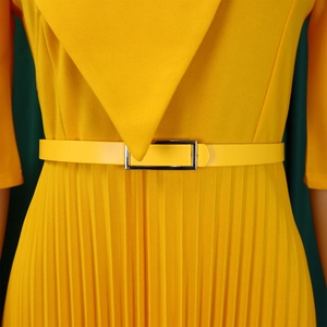 Détail d'une robe plissée jaune à col en V avec revers et ceinture à boucle métal