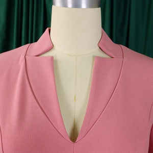 Détail de la robe rose à col en V montrant la texture plissée sur un mannequin