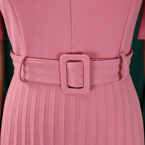 Détail de la taille plissée et de la ceinture en tissu assortie d'une robe d'été rose