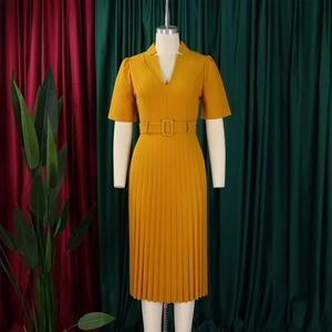 Détail de la robe plissée jaune moutarde à col en V avec ceinture assortie pour femmes