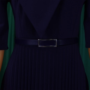 Vue détaillée de la taille de la robe plissée bleu marine avec fine ceinture à boucle argent