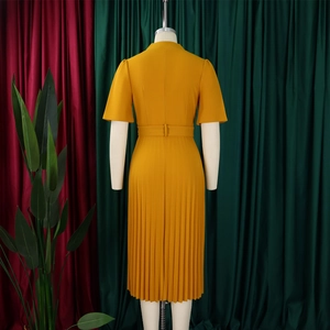 Vue arrière de robe midi jaune moutarde plissée avec ceinture et manches courtes