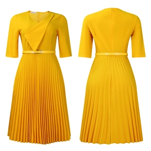 Détail d'une robe plissée jaune gingembre avec col en V, ceinture et manches mi-longues