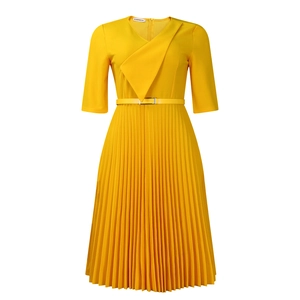 Détail du col en V et des plis sur une robe midi jaune avec fine ceinture ajustable