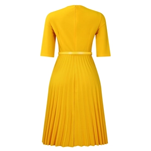 Vue arrière d'une robe jaune plissée à col en V avec manches mi-longues et ceinture fine