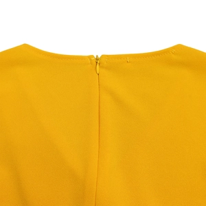 Détail de la fermeture éclair invisible et des coutures sur la robe plissée jaune