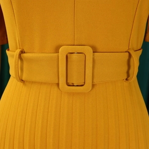 Détail de la taille de robe jaune moutarde avec ceinture à boucle carrée en tissu