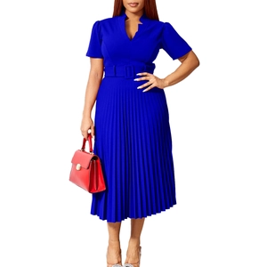 Détail d'une robe bleue royale à col en V avec jupe plissée et ceinture assortie