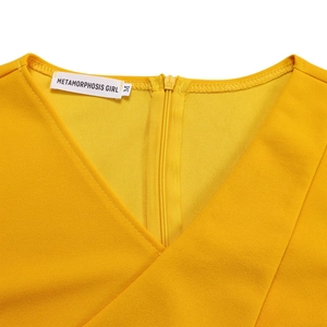 Détail de la robe plissée jaune col V avec fermeture éclair et étiquette Metamorphosis Girl
