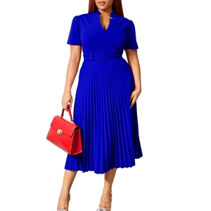 Détail de la robe plissée bleu roi avec col en V et ceinture assortie à boucle carrée