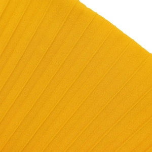 Gros plan détaillé de la texture plissée verticale du tissu jaune gingembre de la robe