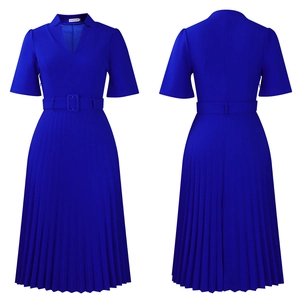 Détail d'une robe plissée bleu roi à col en V avec ceinture haute et manches courtes