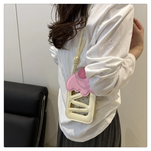 Λεπτομέρεια ροζ τσάντας χιαστί σε σχήμα cupcake που δείχνει το μέγεθος πάνω σε μοντέλο