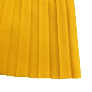 Vue détaillée de l'ourlet plissé jaune vif avec une fine texture en crêpe vertical