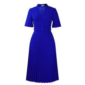 Vue détaillée de la robe plissée bleu roi à manches courtes avec col en V et ceinture assortie