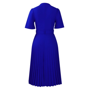 Vue arrière d'une robe plissée bleu roi à manches courtes avec ceinture à la taille