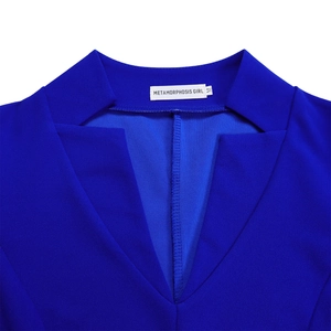 Détail du col en V et étiquette cousue sur une robe africaine bleu roi ajustée
