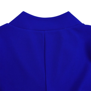 Gros plan détaillé du col en V sur une robe en mousseline bleu marine aux coutures nettes