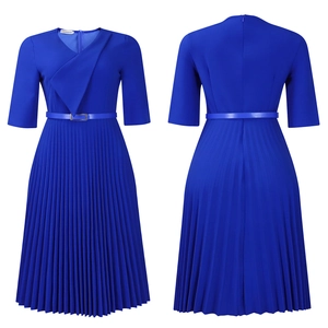 Vues avant et arrière de la robe plissée bleu roi à col en V avec ceinture fine